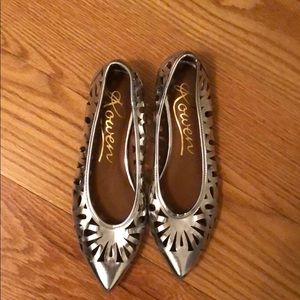 Silver point toe flats